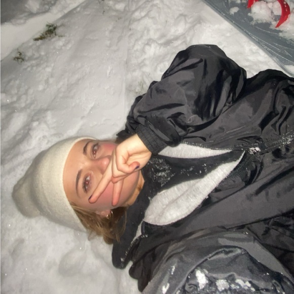 Meet your Posher, Alexia - Picture 1 of 1